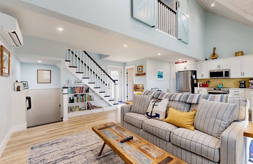 Valois Maison | Bright and beautiful lake view home w/deck, grill & games room