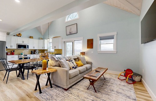 Valois Maison | Bright and beautiful lake view home w/deck, grill & games room