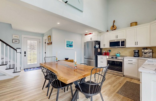 Valois Maison | Bright and beautiful lake view home w/deck, grill & games room