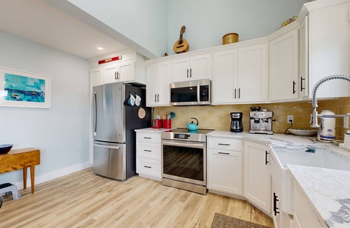 Valois Maison | Bright and beautiful lake view home w/deck, grill & games room