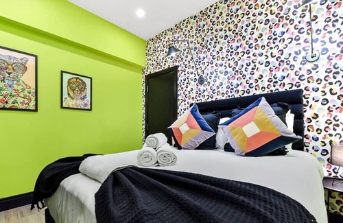 Northumberland Park Maison | Bright and Colourful House - Best for a Large Groups