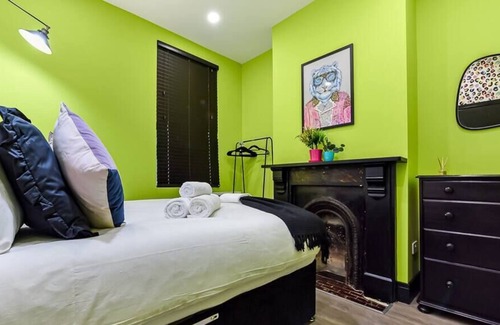 Northumberland Park Maison | Bright and Colourful House - Best for a Large Groups
