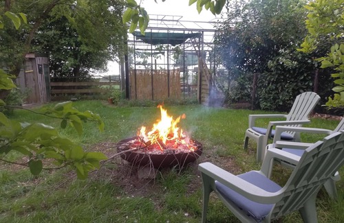 Wedde Maison | Bright and comfortable house, large fenced yard, toys, hiking, wood stove!