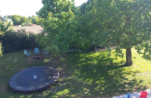 Wedde Maison | Bright and comfortable house, large fenced yard, toys, hiking, wood stove!