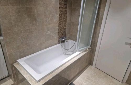 Berg Maison | Bright and cozy room close to airport Grenier