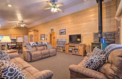 Meadow View Heights Maison | Bright and Cozy Duck Creek Cabin with Grill and Fire Pit