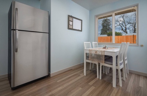 Hillsboro Maison | Bright and Delightful Renovation, Single Level, Fenced Backyard, 3 Blocks to MAX, 25 Min to Portland