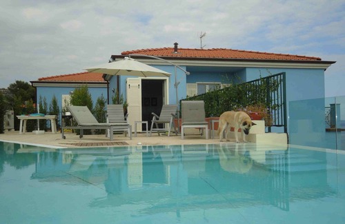 San Lorenzo al Mare Villa | Villa lumineuse et élégante avec piscine privée et terrasse de jardin avec vue sur la mer