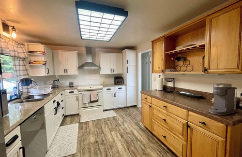 Seattle Metro Area Maison | Bright and Modern 3-bedroom House in Seattle with Backyard Oasis