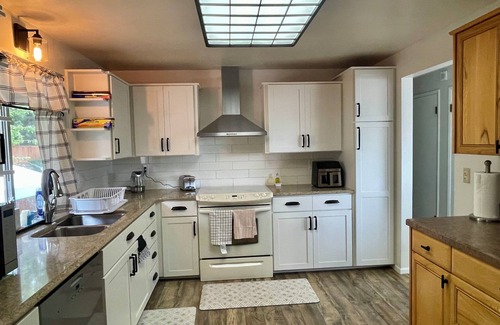 Seattle Metro Area Maison | Bright and Modern 3-bedroom House in Seattle with Backyard Oasis