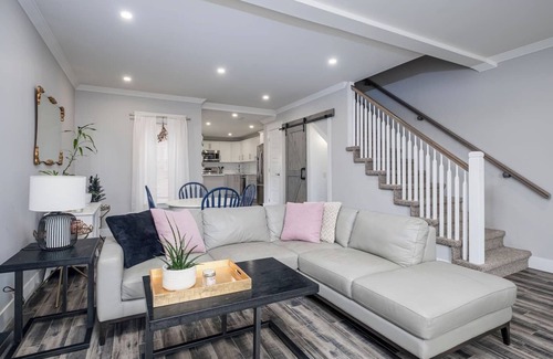 Downtown St. John's Maison | Bright and Modern Downtown St. John's Rowhouse
