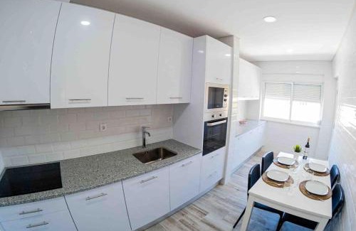 Moita Appartement | Bright and modern flat with air-con and free parking