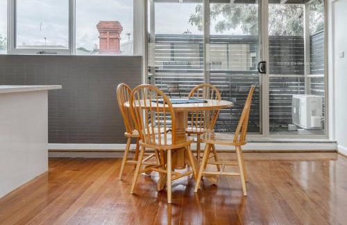 Hawthorn Appartement | Bright and Modern Space with a Balcony and Parking