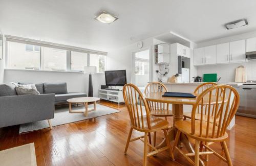 Hawthorn Appartement | Bright and Modern Space with a Balcony and Parking