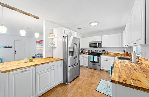 New Smyrna Beach Maison | Bright and Spacious Entire House, sleeps 6-7, minutes from the beach.