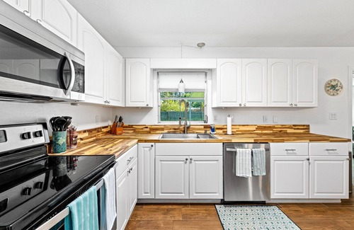 New Smyrna Beach Maison | Bright and Spacious Entire House, sleeps 6-7, minutes from the beach.