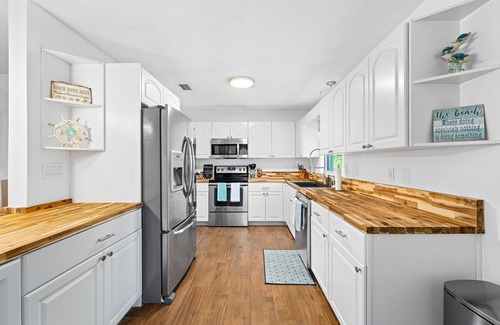New Smyrna Beach Maison | Bright and Spacious Entire House, sleeps 6-7, minutes from the beach.