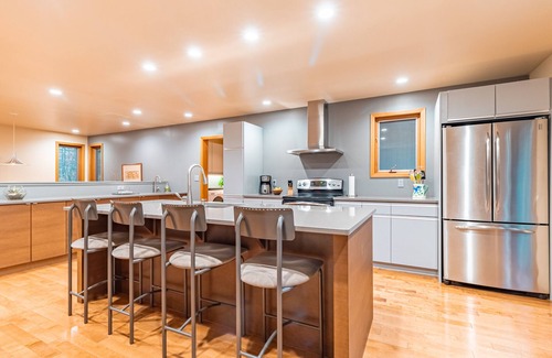 Grand Bend Maison | Bright and spacious family home in beautiful Southcott Pines area in Grand Bend