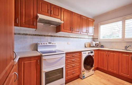 Frenchs Forest Appartement | Bright And Spacious Family Home With Leafy Deck
