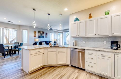 Rancho Vistoso Copropriété | Bright and spacious mountain-view home with pool/hot tub on-site, golfing nearby