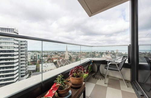 St Kilda Appartement | Bright and Stylish with Bay Views Pool and Sauna