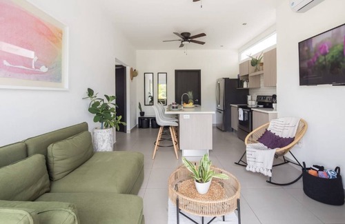 Jaco Appartement | Bright and stylish new condo, 5 min walk to the beach.