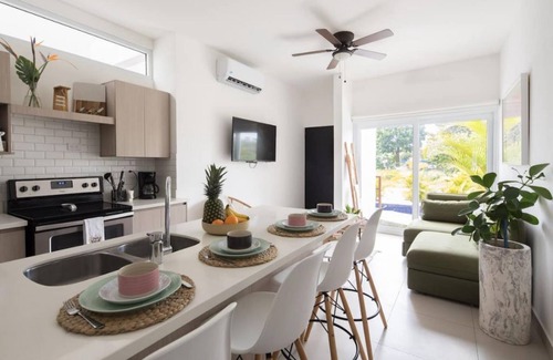Jaco Appartement | Bright and stylish new condo, 5 min walk to the beach.