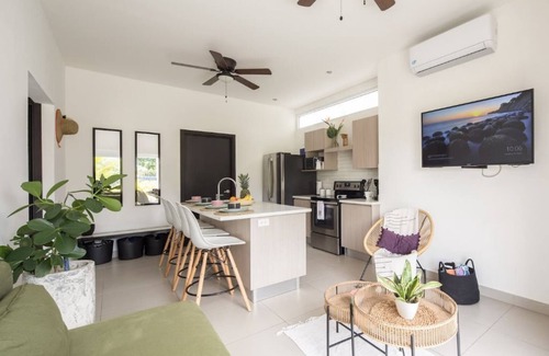 Jaco Appartement | Bright and stylish new condo, 5 min walk to the beach.