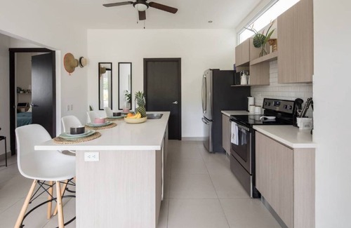 Jaco Appartement | Bright and stylish new condo, 5 min walk to the beach.