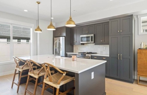 Arvada Plaza Area Maison | Bright and Warm 3B/4B Entire Townhome just blocks from Charming Old Town Arvada