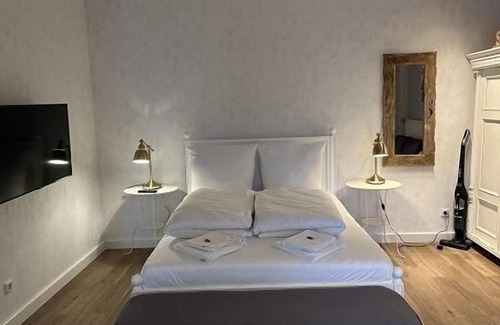 Hamburg-Barmbek Appartement | Bright apartment with a small, functional kitchen and a spacious dining area.
