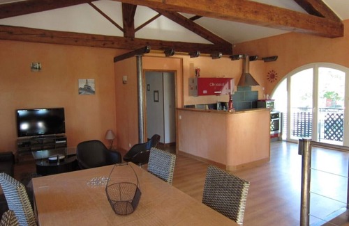 Villalbe Appartement | Appartement lumineux,beaucoup de caractère,terrasse privative,piscine,jardin