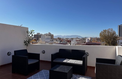 Capuchinos Appartement | Appartement lumineux avec terrasse, BBQ, parking et climatisation à Málaga