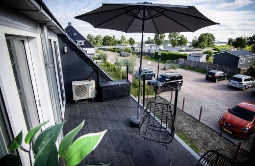 Offingawier Appartement | Bright apartment within walking distance of the Sneekermeer