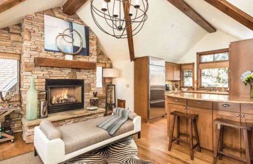 West End Copropriété | Bright Aspen 3 Bedroom Vaulted Ceilings with Views