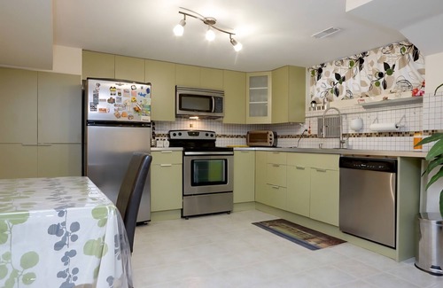 Richmond Hill Maison | Bright Basement Suite | 2BR + Organic King Bed