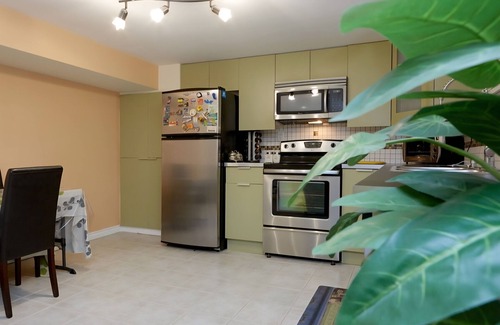 Richmond Hill Maison | Bright Basement Suite | 2BR + Organic King Bed