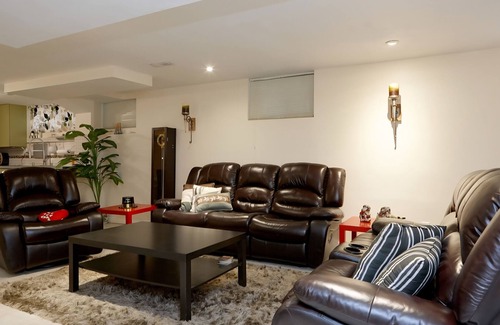 Richmond Hill Maison | Bright Basement Suite | 2BR + Organic King Bed