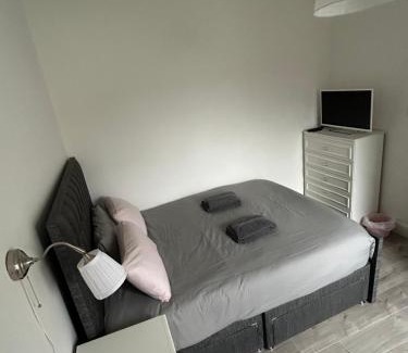 Gorgie Appartement | Bright bedroom with king side bed and share bathroom