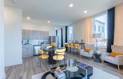 Downtown Newark Appartement | Bright & Bold Escape with NYC Views+Free Parking. Sleeps 9+2Baths! 20% Off 7days