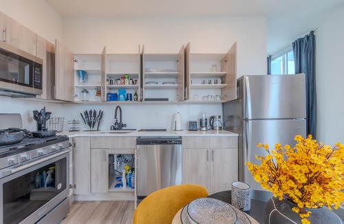 Downtown Newark Appartement | Bright & Bold Escape with NYC Views+Free Parking. Sleeps 9+2Baths! 20% Off 7days