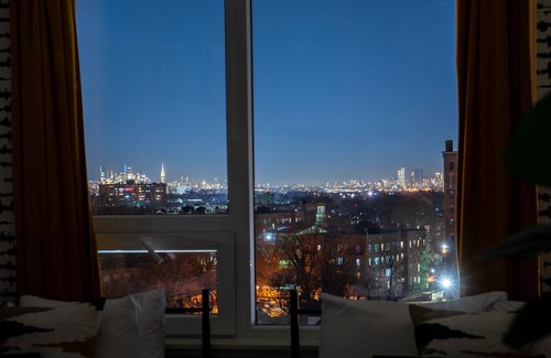 Downtown Newark Appartement | Bright & Bold Escape with NYC Views+Free Parking. Sleeps 9+2Baths! 20% Off 7days