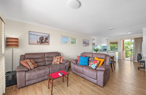 Wooloowin Maison | Bright & Breezy ~ 2 Bed/2 Bath /1 Car/ Views!