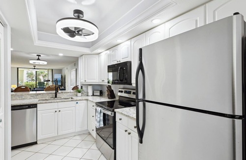 Cocoa Beach Copropriété | Bright & Breezy Cocoa Beach Getaway – Family-Friendly with Ocean Views & Private Balcony!