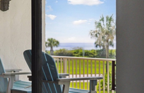 Cocoa Beach Copropriété | Bright & Breezy Cocoa Beach Getaway – Family-Friendly with Ocean Views & Private Balcony!