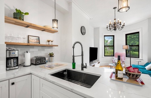 Roxbury Copropriété | Bright Brownstone w Terrace+View