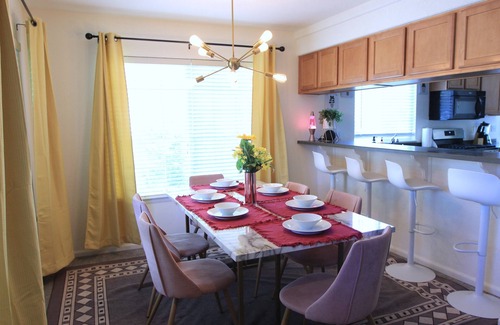North Central Westminster Maison | Bright Cheerful Family Home! Community Pool. Near Boulder + Denver