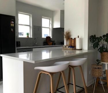 Greenlane - Ellerslie Maison | Bright & Comfy Stay in Newly Renovated Home with parking