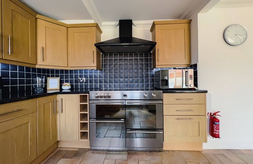 Tangmere Maison | Bright & Cosy ~ Jacuzzi ~ Log Burner ~ King Beds!