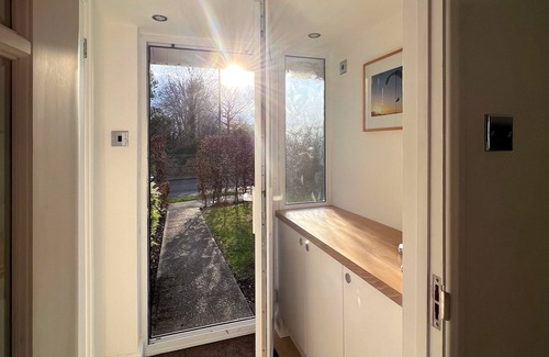 Tangmere Maison | Bright & Cosy ~ Jacuzzi ~ Log Burner ~ King Beds!